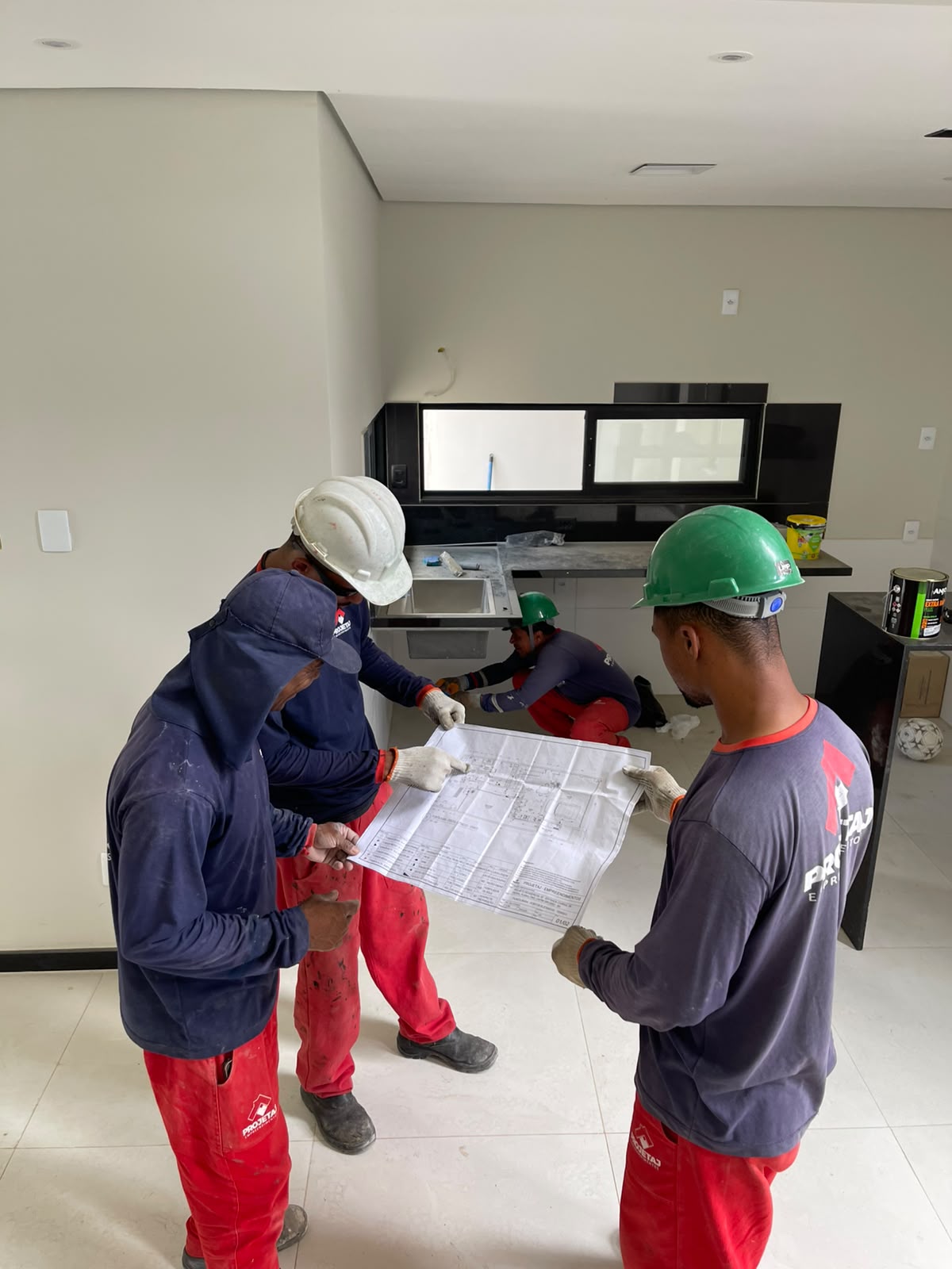 Equipe da PROJETAJ conferindo o projeto em ambiente interno