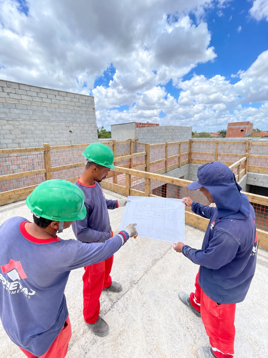 Equipe da PROJETAJ conferindo o projeto no canteiro de obras